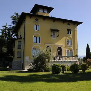 https://villa-callas-16.it-lombardy.com